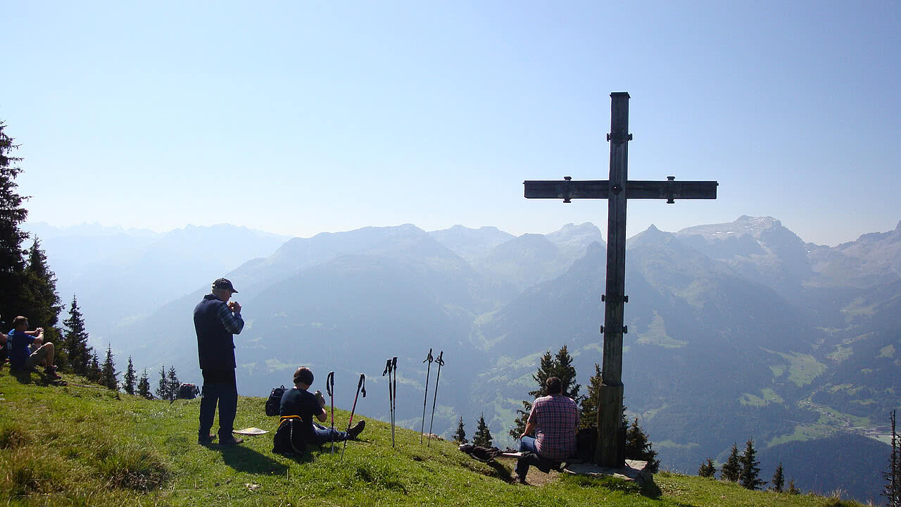 [Translate to French:] Wandern mit Gipfelkreuz