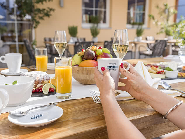 Hotel Fernblick Montafon - Frühstück auf der Panorama Terrasse