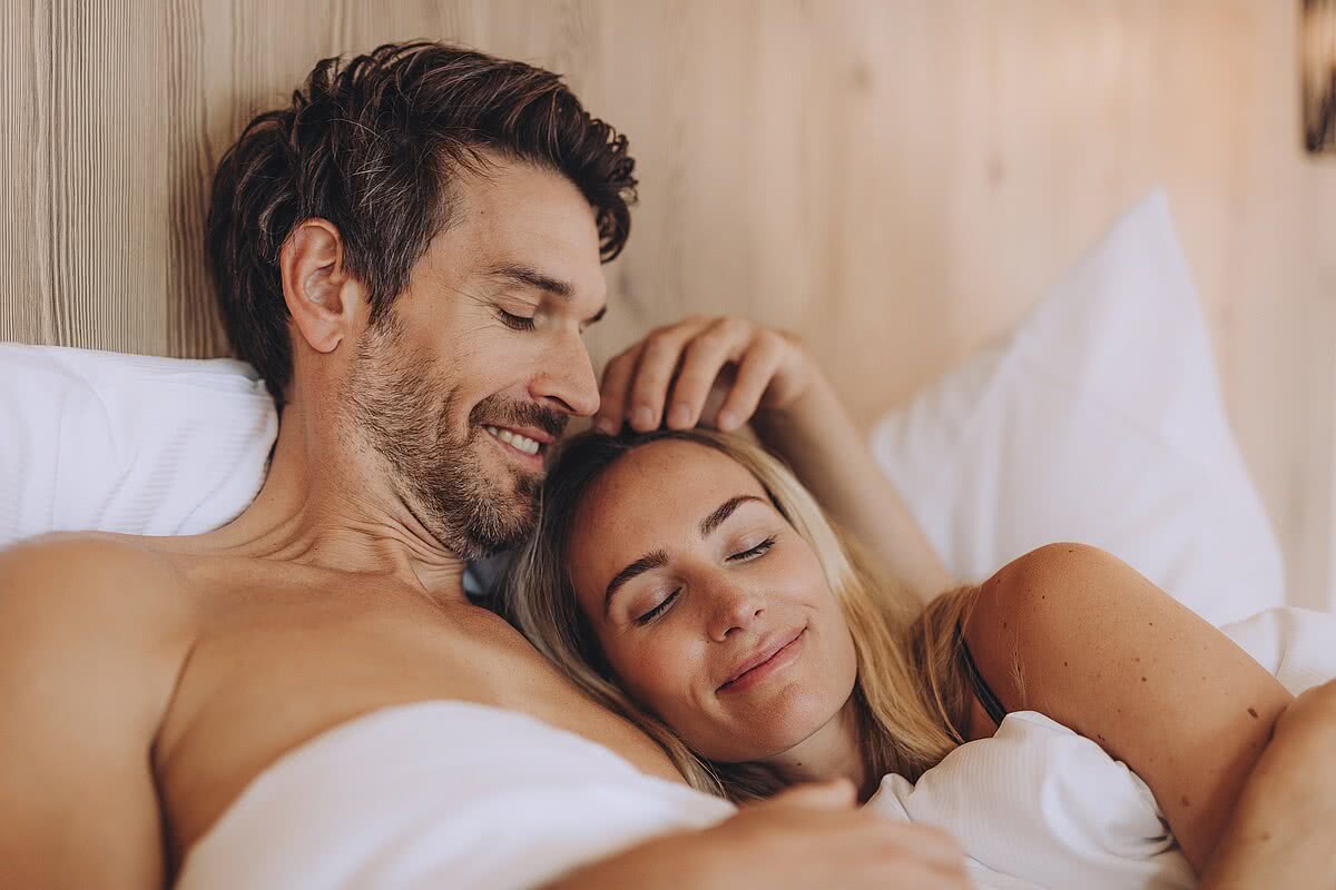 Paar im Bett Silvretta Zimmer