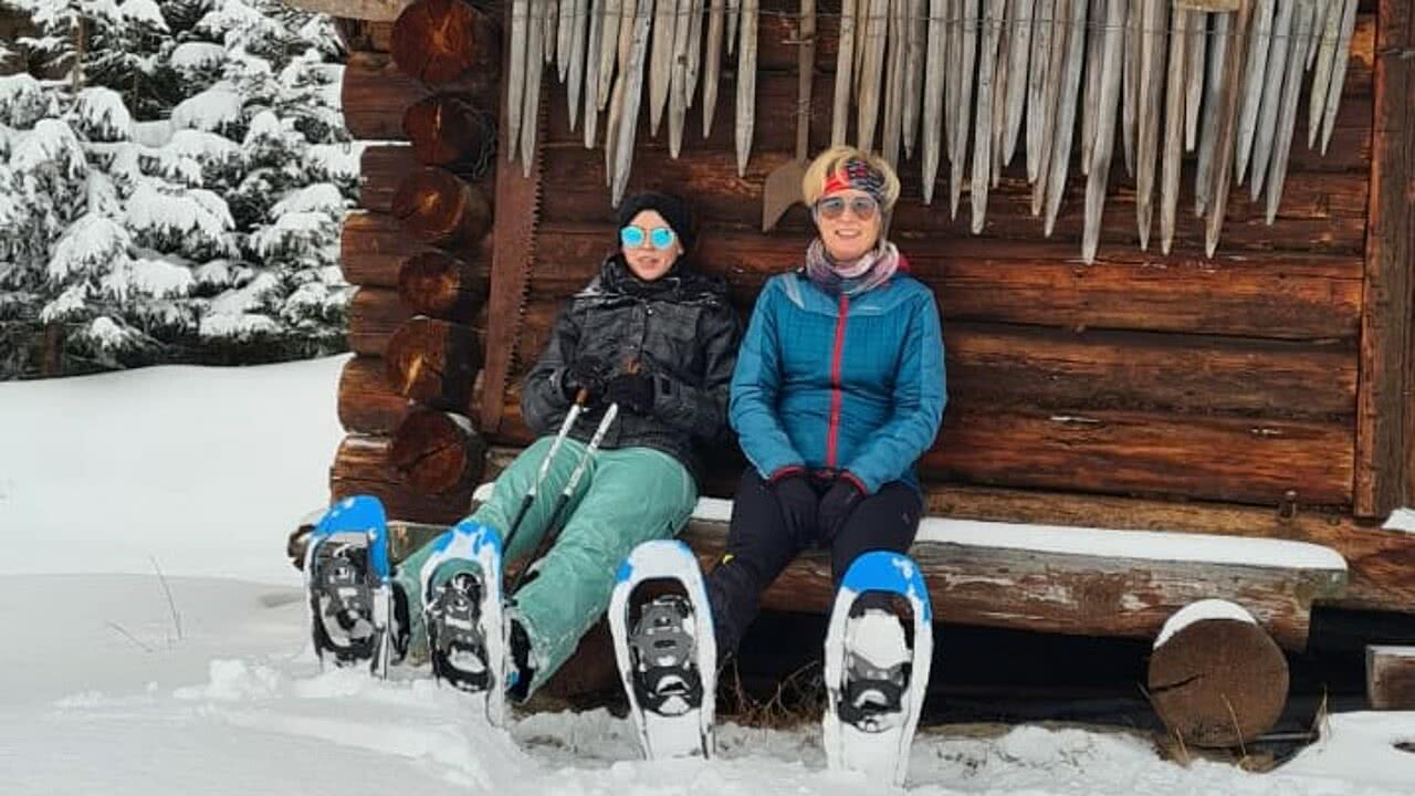 Klaudia und Magdalena genießen den Schnee