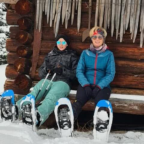 Klaudia und Magdalena genießen den Schnee