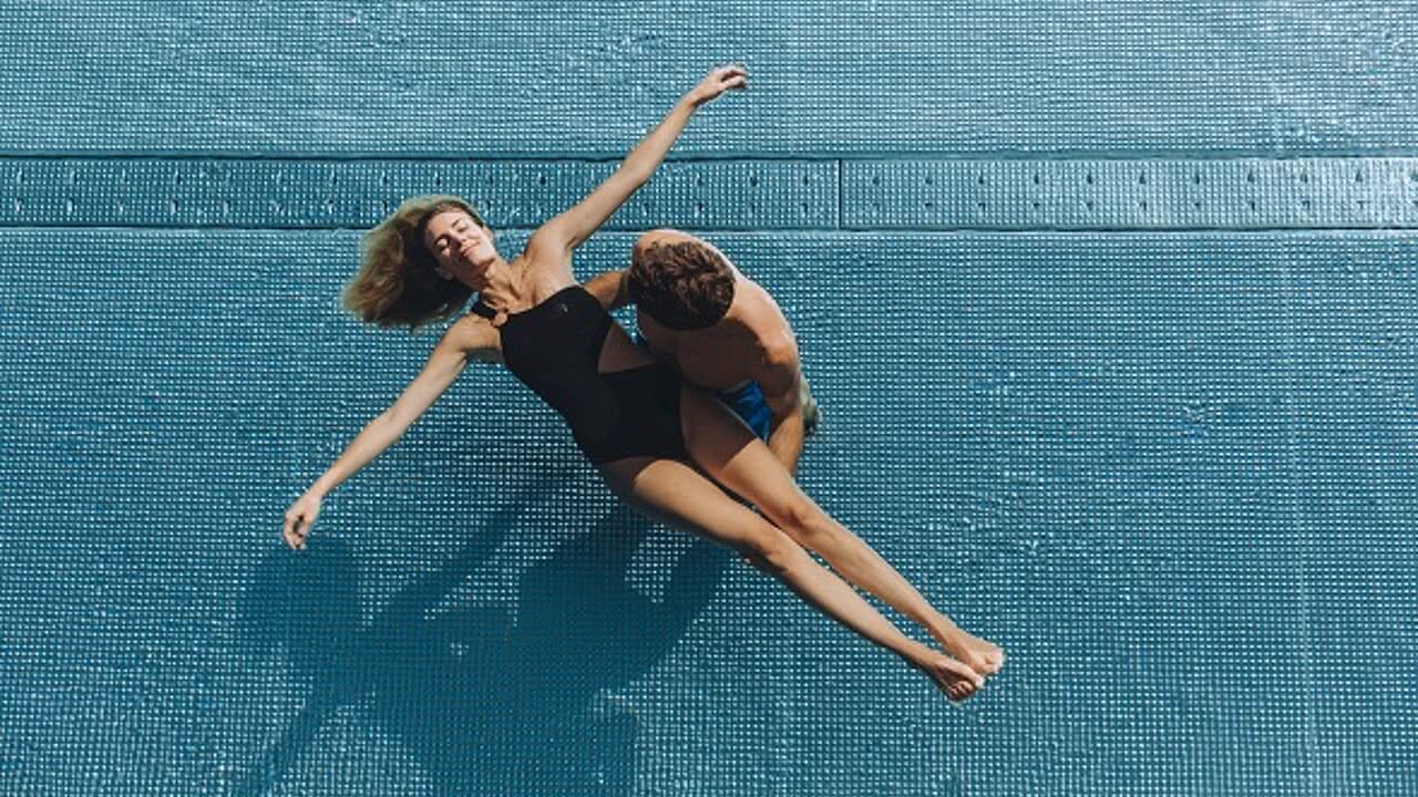 Schwimmen in den Pools im Fernblick