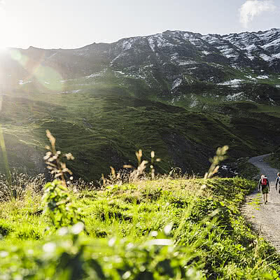 Wanderer am Weg zur Tilisunahuette im Wanderurlaub im Montafon