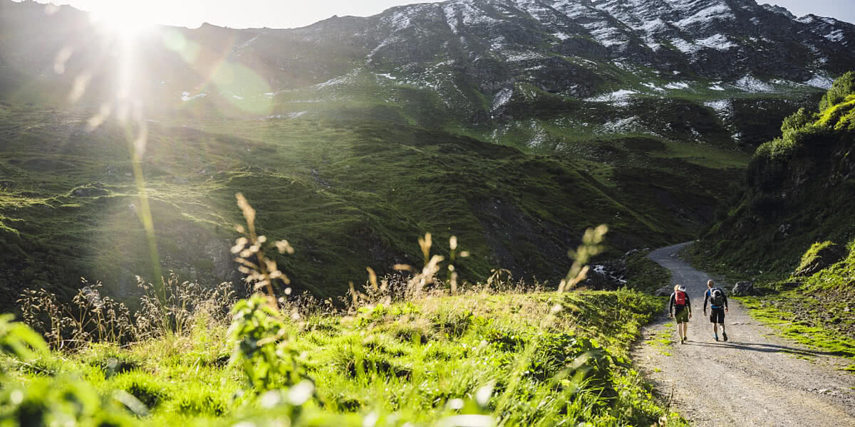 Wanderer am Weg zur Tilisunahuette im Wanderurlaub im Montafon