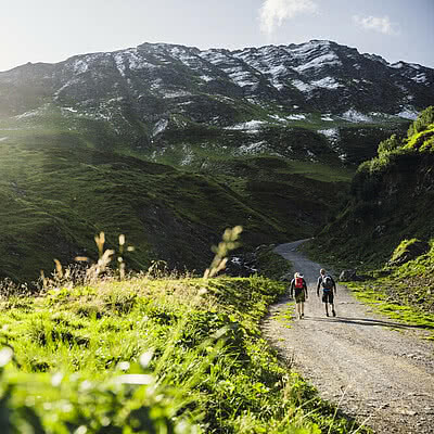 Wanderer am Weg zur Tilisunahuette im Wanderurlaub im Montafon