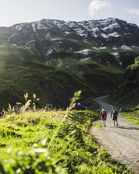 Wanderer am Weg zur Tilisunahuette im Wanderurlaub im Montafon