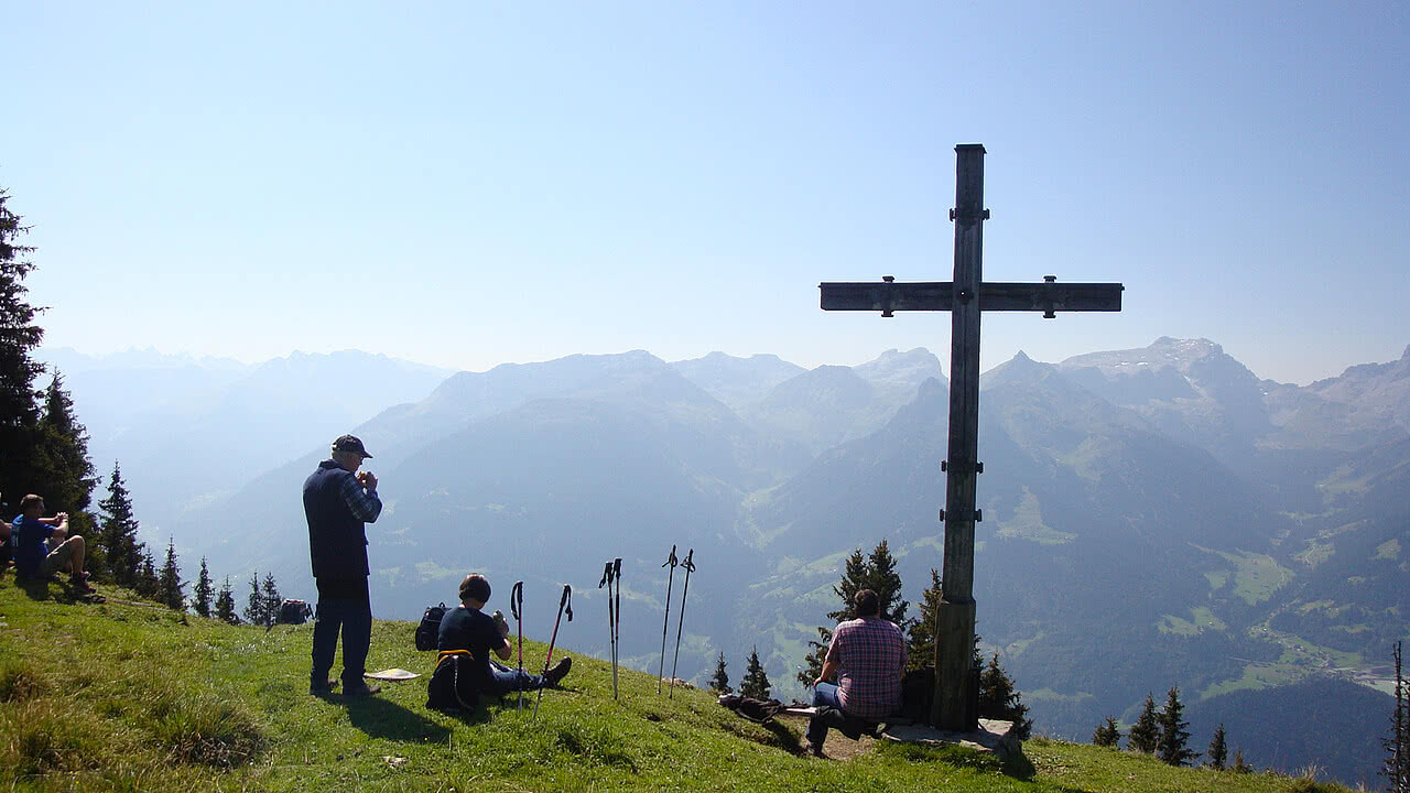 Wandern mit Gipfelkreuz