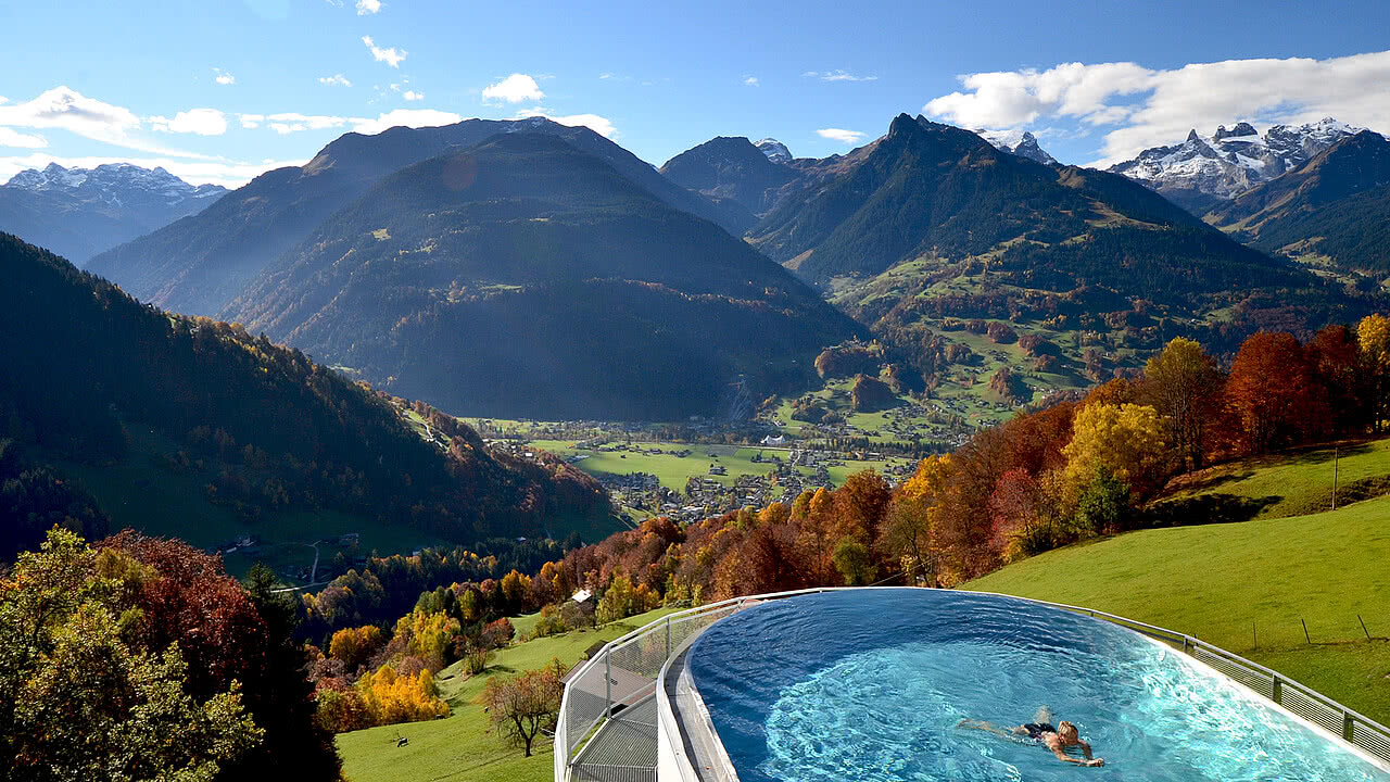 Skypool im herbstlichen Montafon