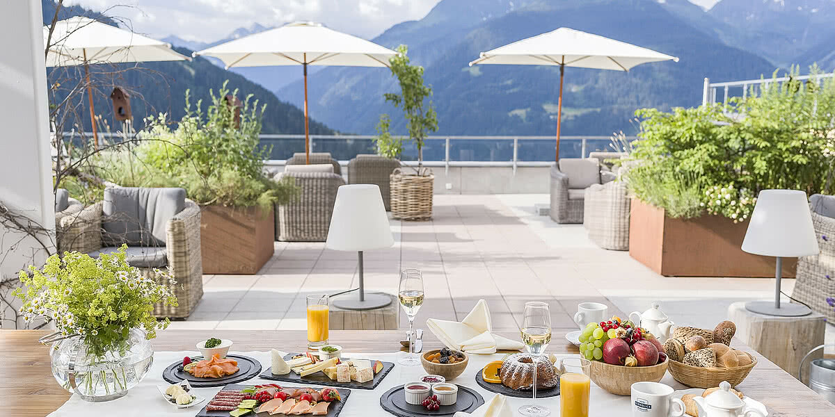Hotel Fernblick Montafon - Frühstück auf der Panorama Terrasse