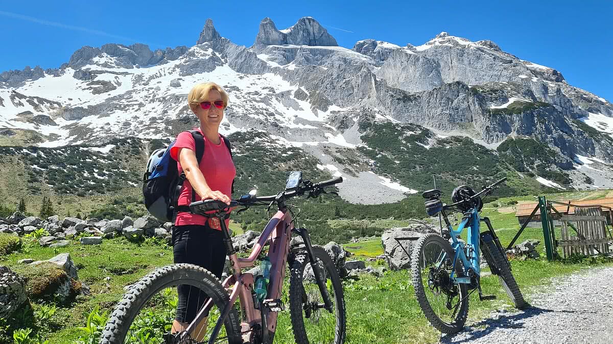 Mit dem Rad unterhalb der drei Türme unterwegs