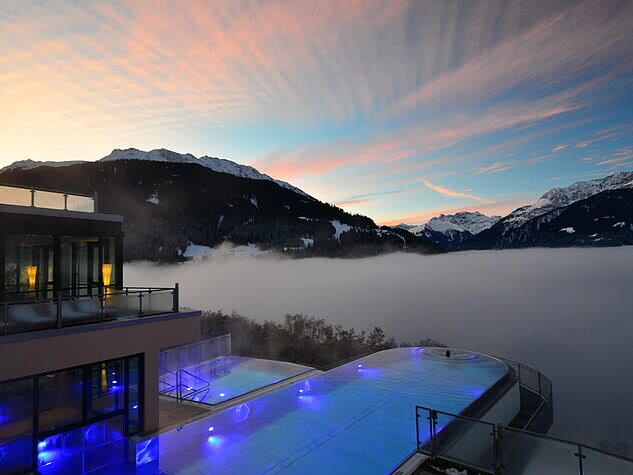 Sky Pool Montafon in der Morgendämmerung