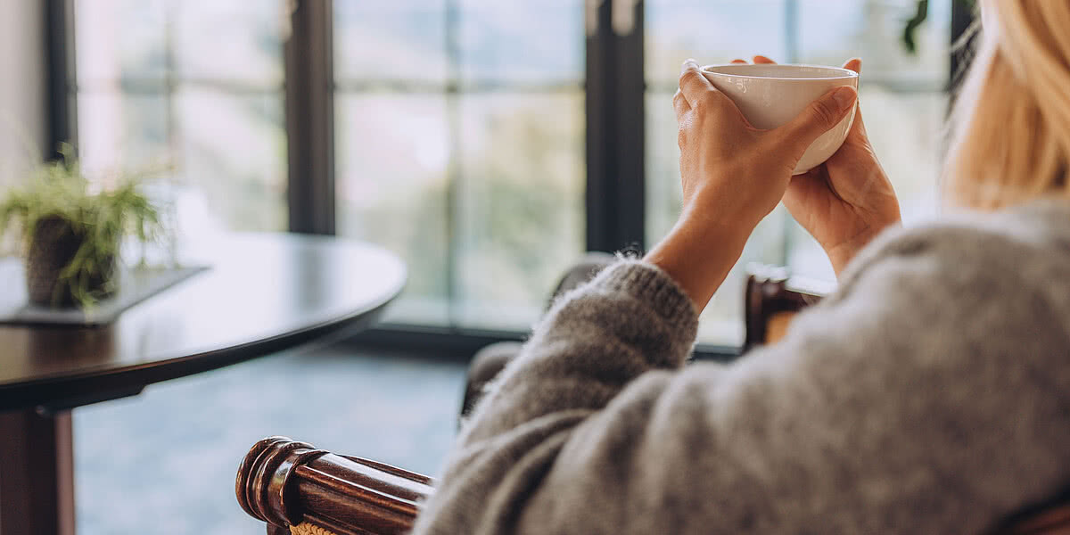 Frau mit Kaffee in Fernblick Lounge | Fernblick Montafon