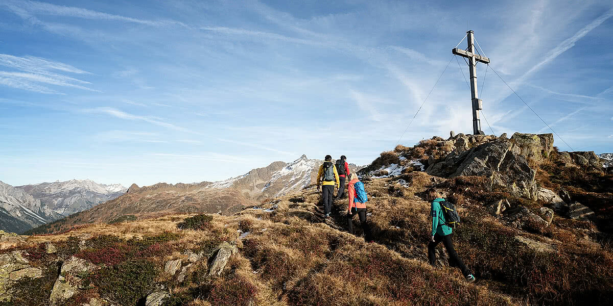 Wanderer am Muttjoechle im Urlaub im Montafon