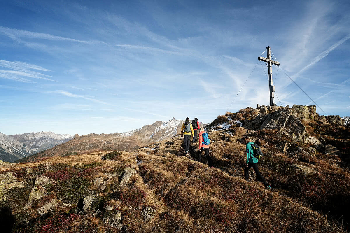 Wanderer am Muttjoechle im Urlaub im Montafon