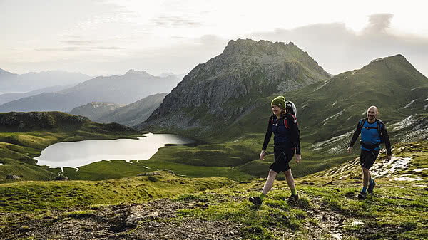 Wanderer am Weg zur Tilisunahuette