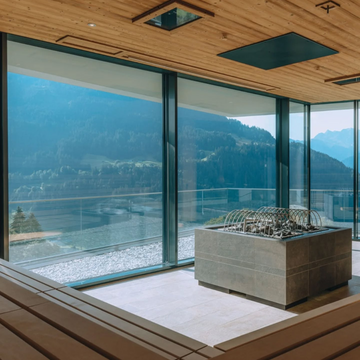 Hitze trifft Aussicht. In unserer Eventsauna im Me(e)hr_blick Spa verschmilzt wohltuende Wärme mit atemberaubendem Panorama.