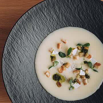 In unserem Feinschmeckermenü entsteht Genuss jeden Tag aufs Neue: saisonal, kreativ und mit viel Liebe zum Detail zubereitet. ️ So wird jedes Dinner im Fernblick zum Höhepunkt.