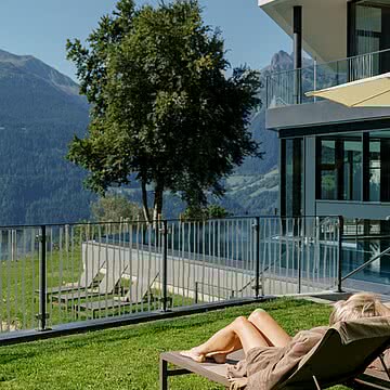 Sommertage, die man nicht eilen muss.️ Ein schattiges Plätzchen im Grünen, eine Liege in der Sonne und der weite Blick über die Montafoner Bergwelt.