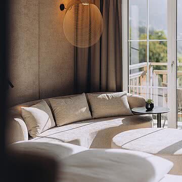 Damit der Urlaub seine entschleunigende Wirkung zeigt, braucht es kleine Entspannungsmomente. In unseren neu gestaltenen Verwall Deluxe Zimmern findet ihr diese Momente in ganz privatem Rahmen.