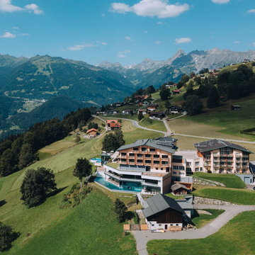  Fernblick pur! Weitblick soweit das Auge reicht – das Hotel Fernblick Montafon thront majestätisch über dem Tal.