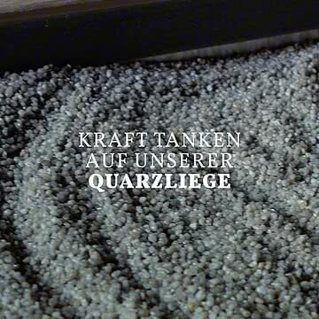 Krafttanken auf unserer Quarzliege Bei unserer Vinoble Detox Vinotherapie kommen Ölmassage, Faszienbehandlung und Detox-Reflexpunkt-Massage zusammen, bevor der Körper auf der Quarzliege zur Ruhe...