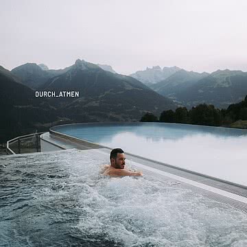 Durch_atmen Warmes Wasser, sanfte Sprudel und der weite Blick über die Montafoner Bergwelt. Manchmal braucht es nicht mehr als diesen einen Moment, um wieder ganz bei sich anzukommen – einatmen,...