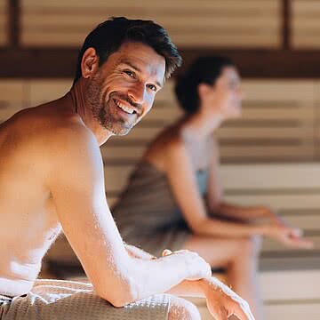 Tief durchatmen & abschalten. In unseren 6 Saunen in der 3000 m² Wellnessoase Me(e)hr_blick findest du die perfekte Wärme, um Körper und Seele zu regenerieren.