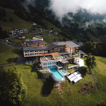 Auch in den Wolken eine Augenweide. ️ Wenn der Hochnebel um unseren Fernblick wabert hat das Hotel einen ganz besonderen Charme.