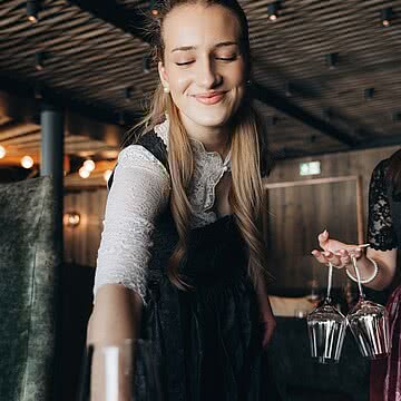 Es sind oft die kleinen Gesten, die den Unterschied machen. Ein Lächeln, ein aufmerksamer Moment und das Gefühl, genau richtig angekommen zu sein.