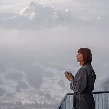 Es sind diese stillen Momente, in denen der Blick weiter wird und der Tag langsam beginnt. Wenn die Berge noch im Nebel liegen, die Welt leiser ist als sonst und man sich Zeit nimmt, einfach da zu...