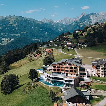 SO sieht Sommer im Fernblick aus ️ 1.100 Meter über dem Tal, umgeben von saftig grünen Wiesen und weitläufigen Bergwiesen, öffnet sich der Blick auf das beeindruckende Bergpanorama des Rätikon — mit...
