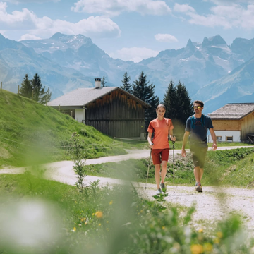 Herbstwandern im Montafon ️ Klare Luft, bunte Wälder und Wege, die Geschichten erzählen – so fühlt sich Wanderglück im Herbst an. Jeder Schritt ein Fernblick-Moment.