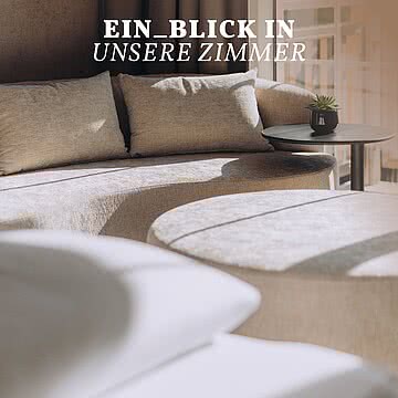 Ein_Blick in unsere Zimmer Warmes Holz, sanftes Licht und ein Design, das Geborgenheit und Weite zugleich schenkt. Unsere Zimmer sind Rückzugsorte zum Ankommen: