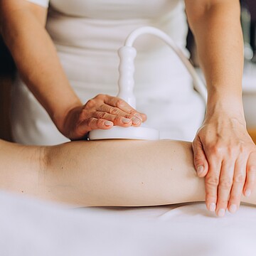 Straffung, die man spürt Unsere Stempelmassage mit dem Permanent Contour Konzept von Kurland unterstützt die Entgiftung und Entschlackung der Haut, schenkt neue Energie und sorgt für ein spürbar...