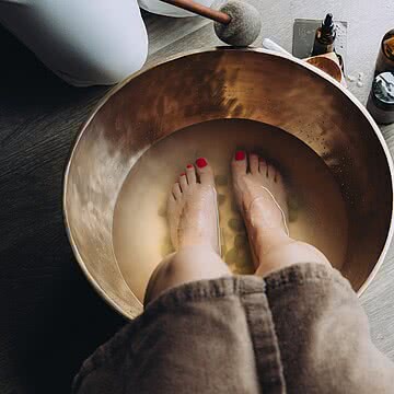 Ankommen mit allen Sinnen Ein warmer Wasserguss, ein kalter Wasserguss, der sanfte Klang einer Klangschale – und ein Moment nur für dich.