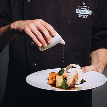 Kreative Kompositionen, beste Zutaten und jede Menge Gefühl steckt unser Küchenteam in das tägliche Feinschmecker-Menü.