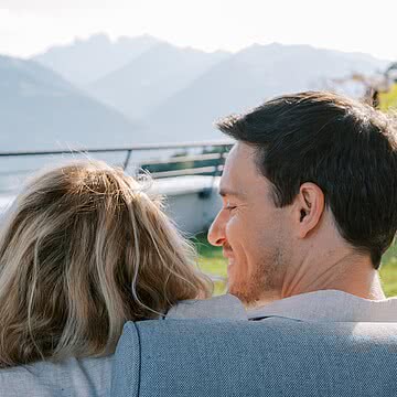 Zeit zu zweit. Manchmal braucht es nicht viel: ein Lächeln, die Berge im Blick und das Gefühl, einfach gemeinsam anzukommen.