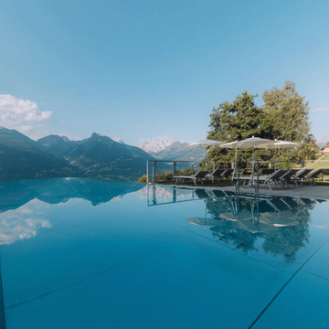 Ist das ein Spiegel oder der Horizont? Nein, unser Skypool Montafon ist doch unverwechselbar #fernblick #fernblickmontafon #meinmontafon #visitvorarlberg #infinitypool #skypool #horizont ...