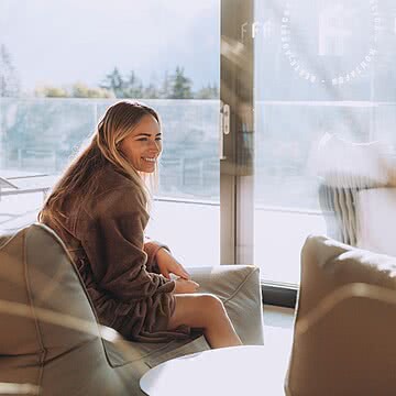 Einfach zurücklehnen & genießen. Wärme spüren, den Blick schweifen lassen und sich eine Auszeit gönnen. Wellness im Fernblick bedeutet: nichts müssen, alles dürfen.