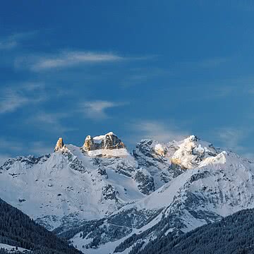 Die Drei Türme grüßen aus dem Schnee! Ein atemberaubender Blick, der unser Herz höherschlagen lässt. Direkt von unserem Fernblick aus hast du diese unvergessliche Aussicht.