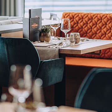 Ein Tisch, der mehr verspricht als nur ein Menü. Stimmiges Design, feine Details und der Moment, wenn sich alle am Tisch versammeln – genau hier beginnt der Abend im Fernblick.