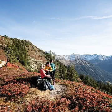 Wenn der Herbst das Montafon in Farbe taucht Der Muttjöchle Gipfelweg zählt zu den schönsten Herbstwanderungen der Region.