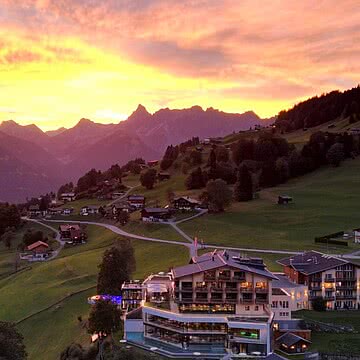 Wenn der Tag im Montafon golden ausklingt. Genau hier, hoch über dem Tal auf 1.100 Metern, wird Abend zum Erlebnis: