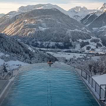 Winter. Ruhe. Fernblick. ️ Wenn draußen leise die Flocken fallen und die Berge in Weiß gehüllt sind, wird unser Skypool zum Kraftplatz über den Dingen.
