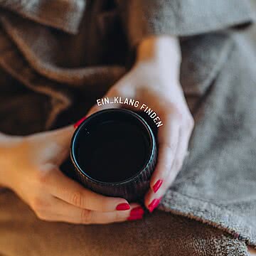 Ein_klang finden Manchmal beginnt Erholung mit dem Kleinsten: eine warme Tasse in den Händen, ein ruhiger Moment im Bademantel, kein Blick auf die Uhr.