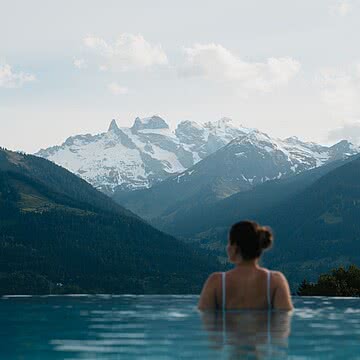 Während auf den Gipfeln noch der Schnee liegt, beginnt darunter schon ein neuer Abschnitt. Die Schneeschmelze bringt die Berge langsam zurück ins Leben, Bäche werden kräftiger, die Luft milder und...