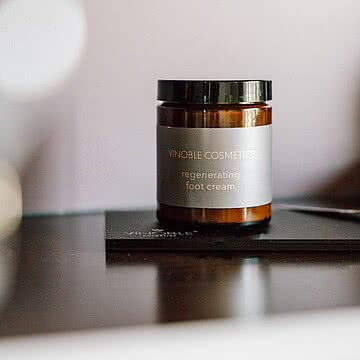 Neue Pflege für deine Auszeit Mit unserem neu gestalteten Spabereich sind auch neue Produkte bei uns eingezogen: hochwertige Naturkosmetik von Vinoble Cosmetics.