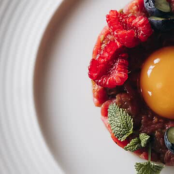Ein Teller, der zeigt, wie spannend Gegensätze sein können. Kräftiges Beef Tatar trifft auf frische, feine Noten und eine überraschende Leichtigkeit, die perfekt in die Saison passt.
