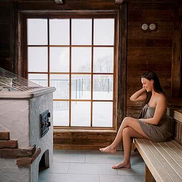 Wärme mit Geschichte. Unsere Maisäß-Sauna ist aus sorgfältig ausgewähltem, historischem Holz gebaut – jedes Detail erzählt von Tradition und alpiner Handwerkskunst Während drinnen wohltuende Wärme...