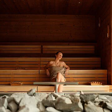 Sauna Season is officially on. Draußen wird’s kälter, drinnen umso gemütlicher. Genau die richtige Zeit, um einen Gang runterzuschalten, die Wärme zu genießen und den Alltag für einen Moment draußen...